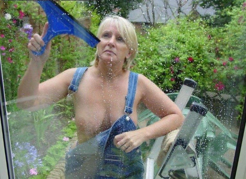femme fait son ménage nue